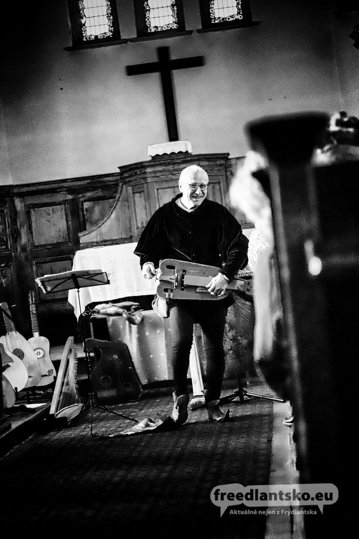 Multiinstrumentalista Tomáš Najbrt nadchnul posluchače ve Frýdlantském výběžku