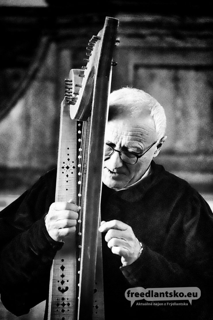 Multiinstrumentalista Tomáš Najbrt nadchnul posluchače ve Frýdlantském výběžku